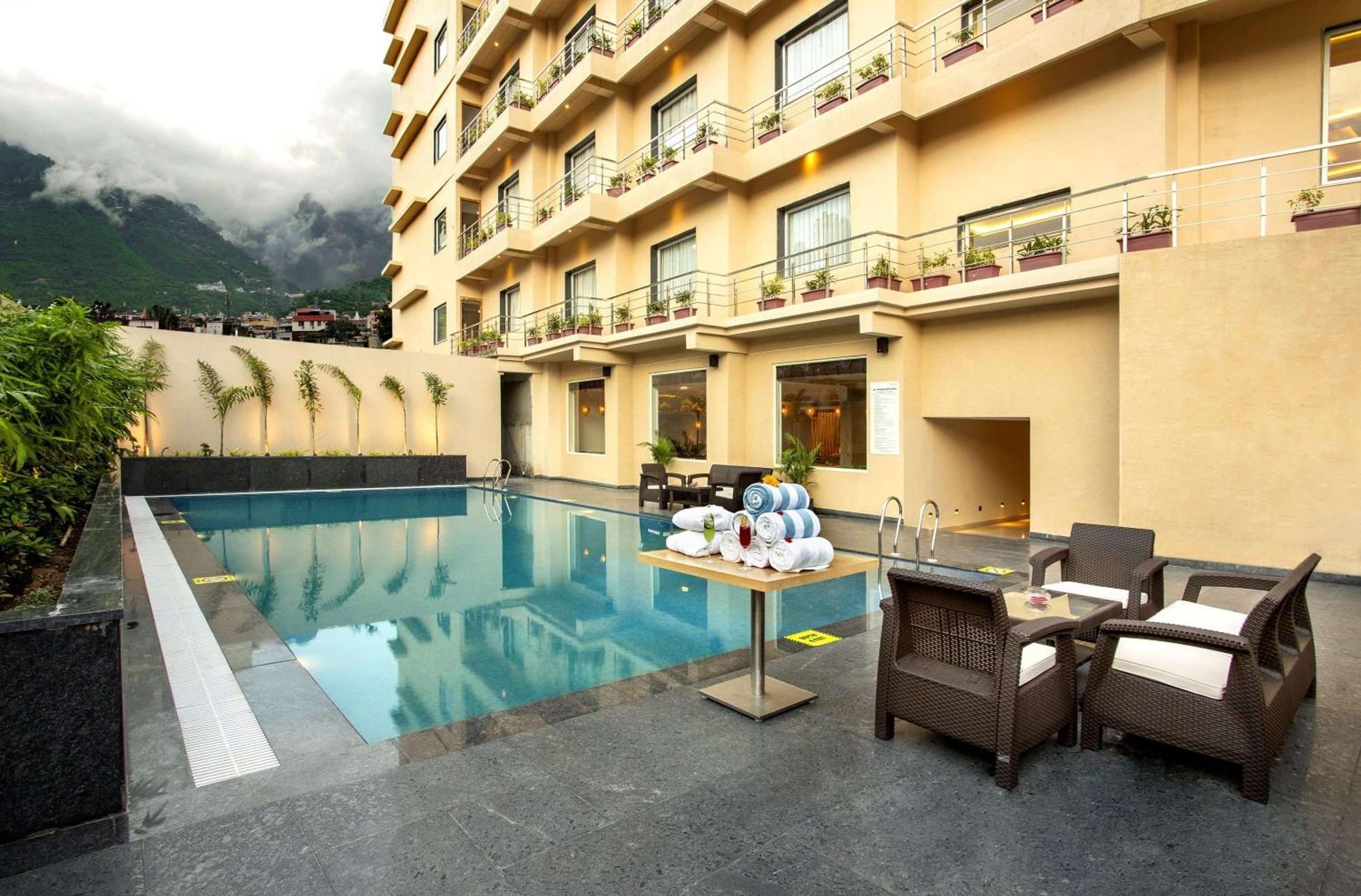 Ramada By Wyndham Katra Station Road Hotel Exterior photo